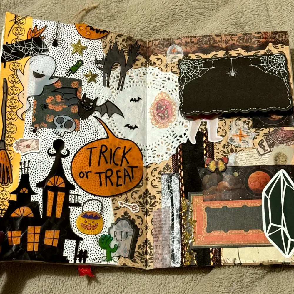 Libreta abierta con una página de art journal de Halloween